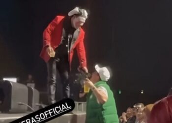 El cantante de Grupo Firme acaparó la atención del público por varios minutos, eclipsando al comediante, quien más tarde compartió un clip en sus redes sociales donde aparece con el artista