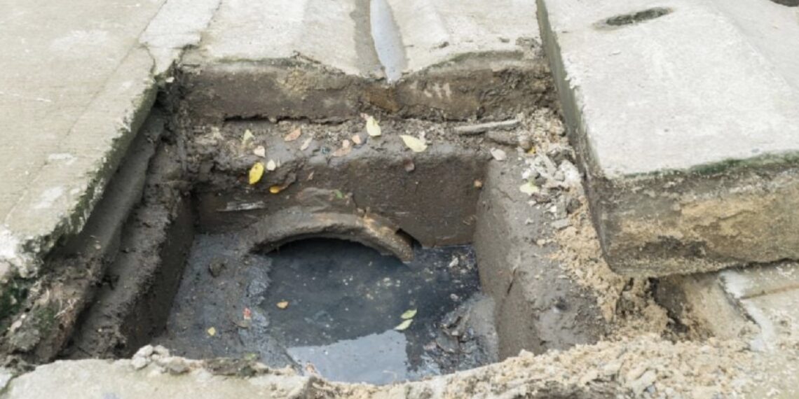 El hallazgo fue hecho por un trabajador del Sistema de Aguas y por ahora se desconoce la identidad de la persona porque se encuentra en avanzado estado de descomposición.