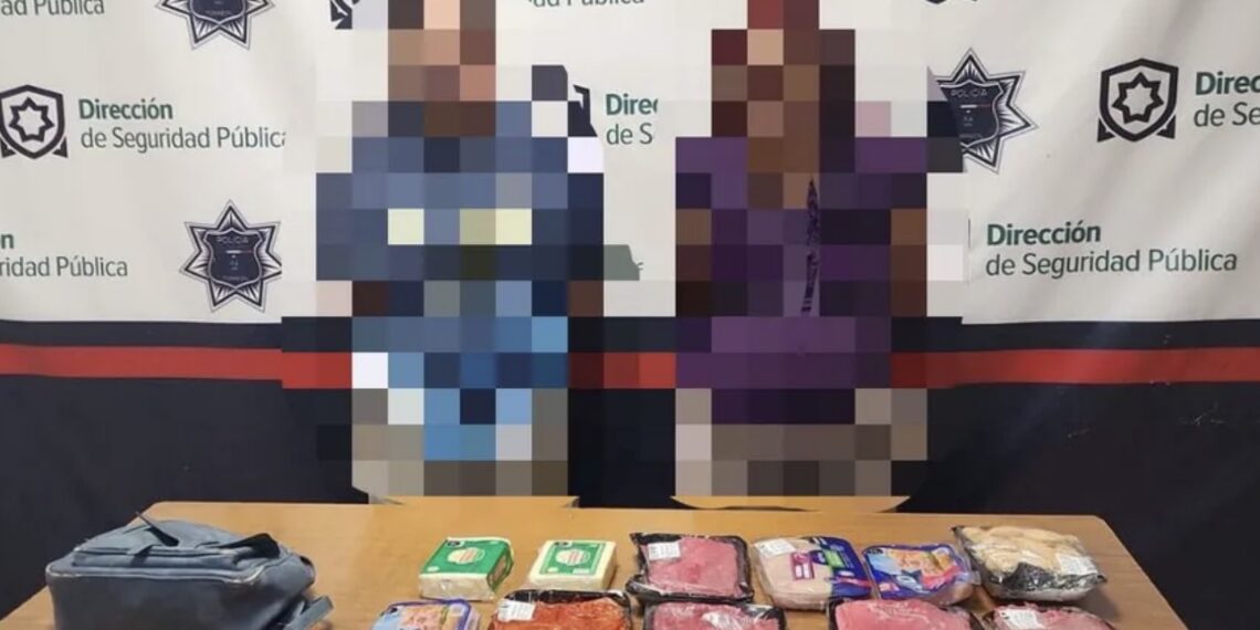 Ambos estuvieron varios minutos en la tienda hasta que intentaron salir sin pasar primero por las cajas