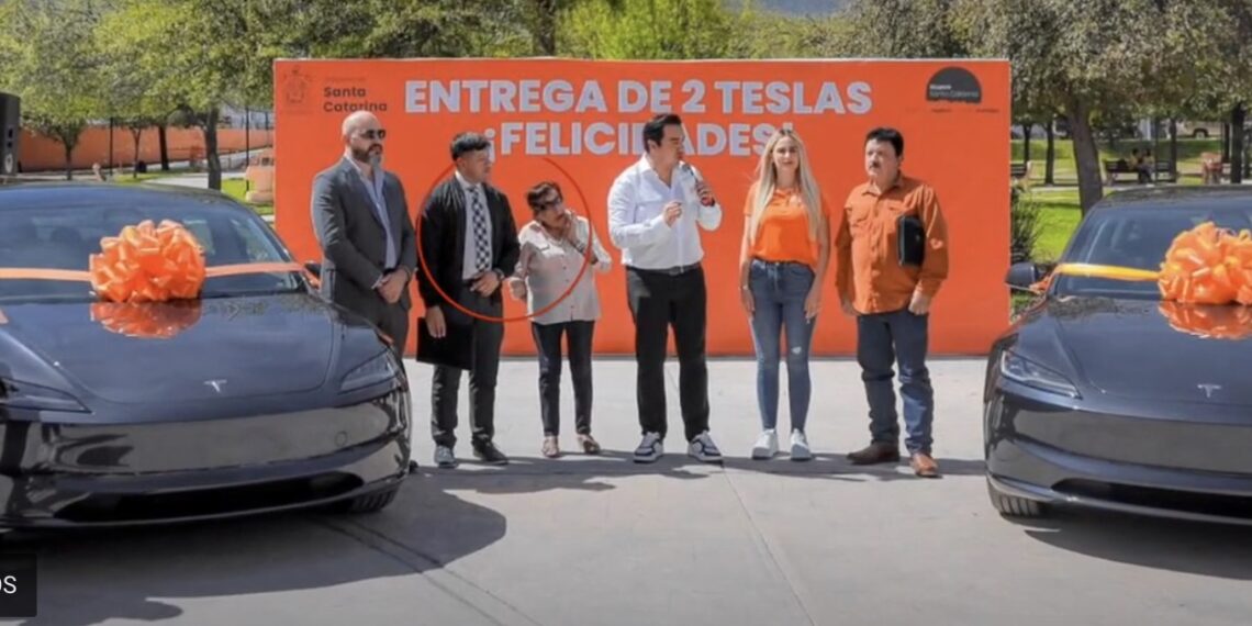La mujer ganó un auto Tesla en rifa del gobierno de Santa Catarina, en Nuevo León; para la foto oficial le habían dado las llaves, pero se las quitaron después