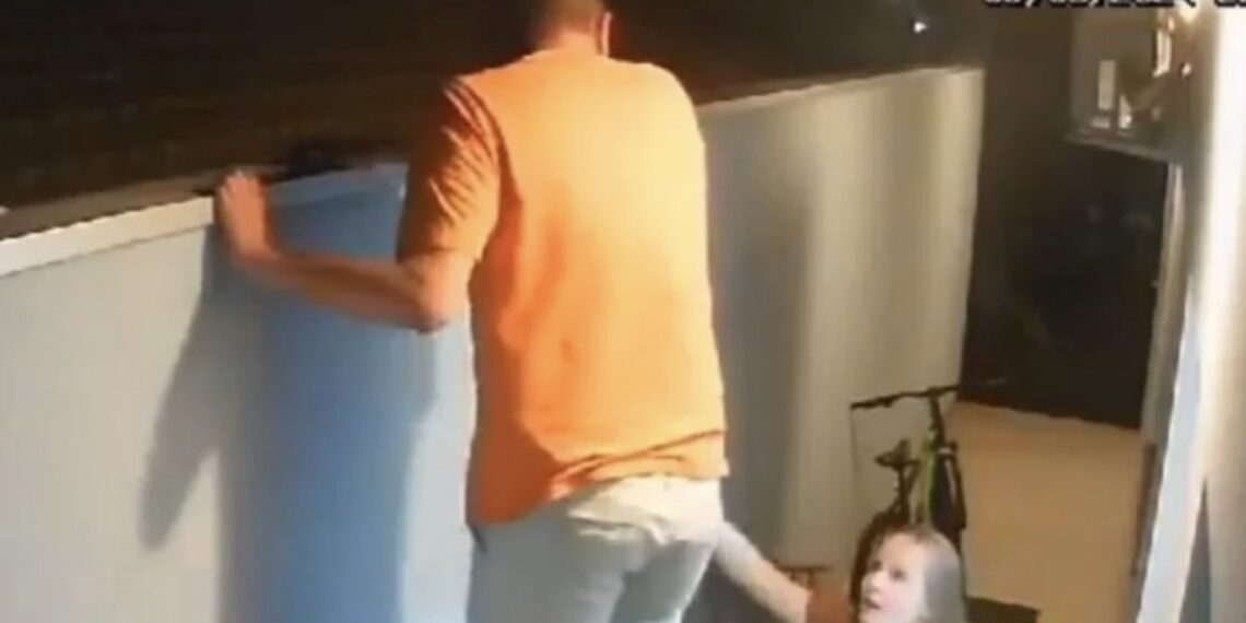 Bruno Emídio da Silva Junior, de 33 años, se trepó a la barra con la intención de averiguar qué estaba sucediendo con sus vecinos.