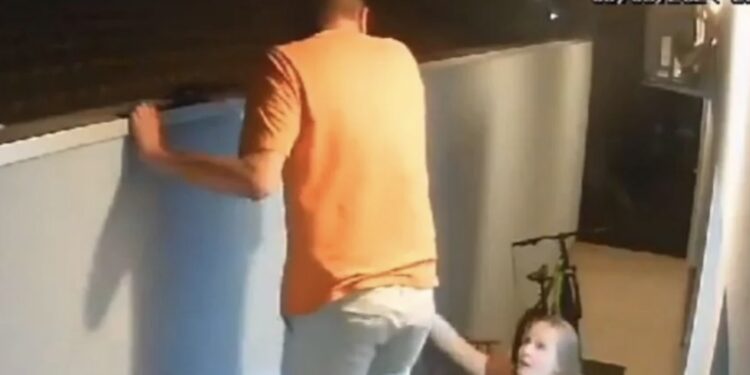 Bruno Emídio da Silva Junior, de 33 años, se trepó a la barra con la intención de averiguar qué estaba sucediendo con sus vecinos.