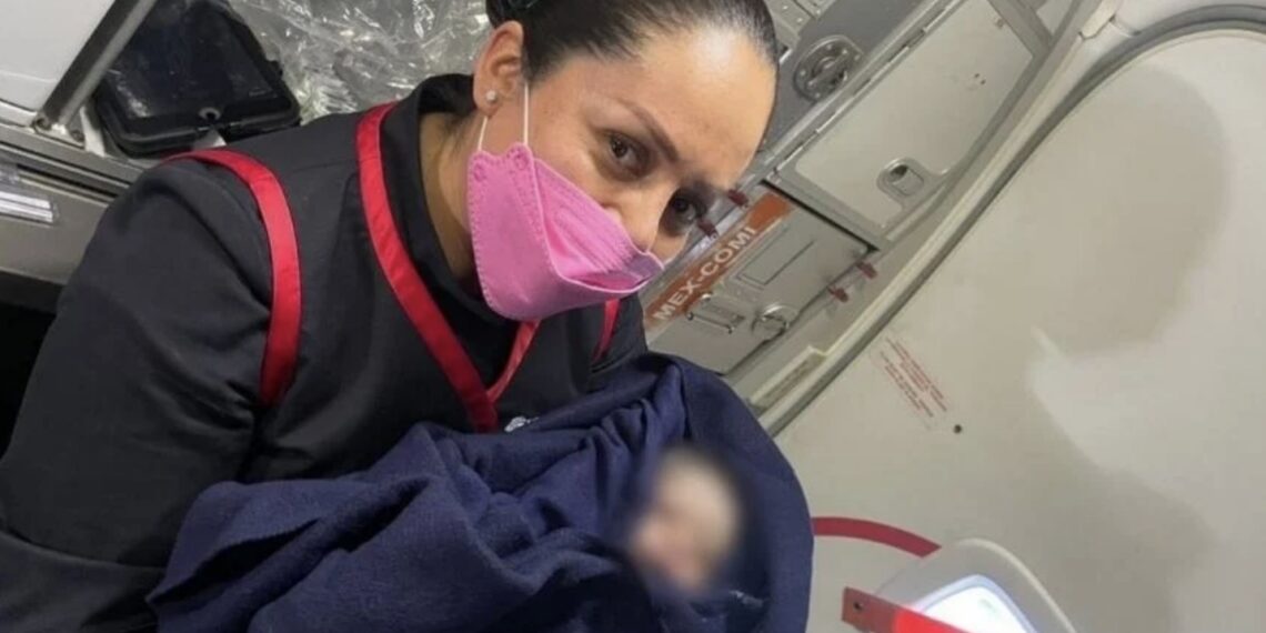En pleno viaje, una mujer entró en labor de parto en el vuelo AM113 que salió de Ciudad de México hacia Ciudad Juárez.