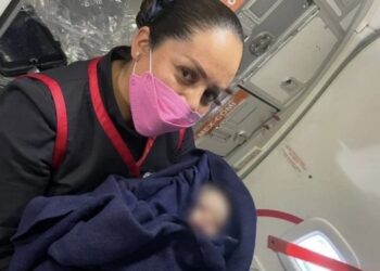 En pleno viaje, una mujer entró en labor de parto en el vuelo AM113 que salió de Ciudad de México hacia Ciudad Juárez.