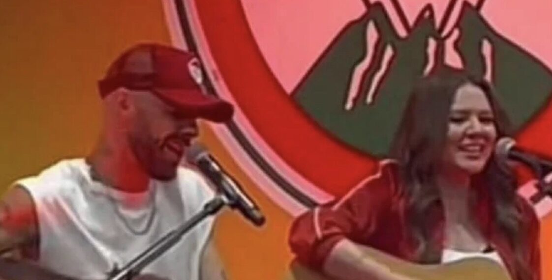 El dúo se deleitó con sus tacos favoritos y también deleitaron a los comensales con un repertorio improvisado, que fue agradecido con aplausos.