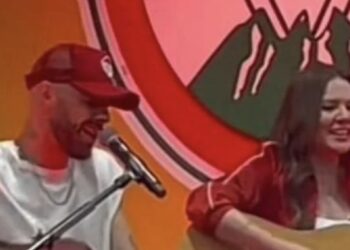 El dúo se deleitó con sus tacos favoritos y también deleitaron a los comensales con un repertorio improvisado, que fue agradecido con aplausos.