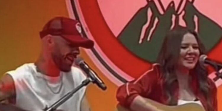 El dúo se deleitó con sus tacos favoritos y también deleitaron a los comensales con un repertorio improvisado, que fue agradecido con aplausos.