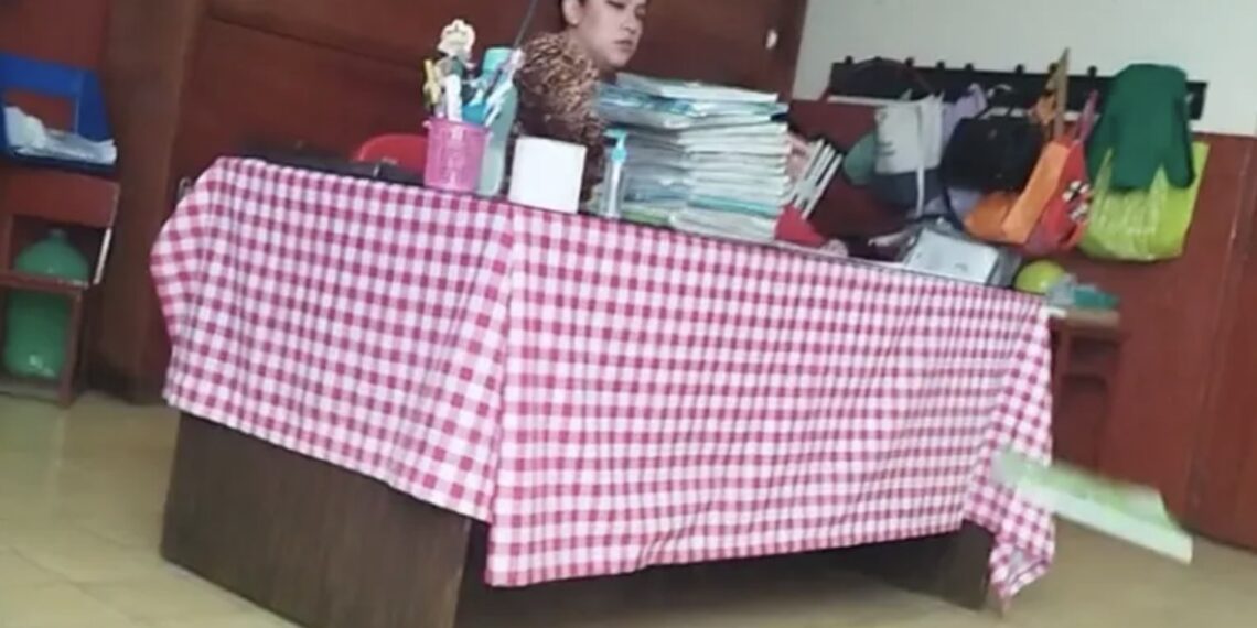 Los hechos ocurrieron en la primaria Lázaro Cárdenas del municipio de Toluca, en el Estado de México, causando indignación.