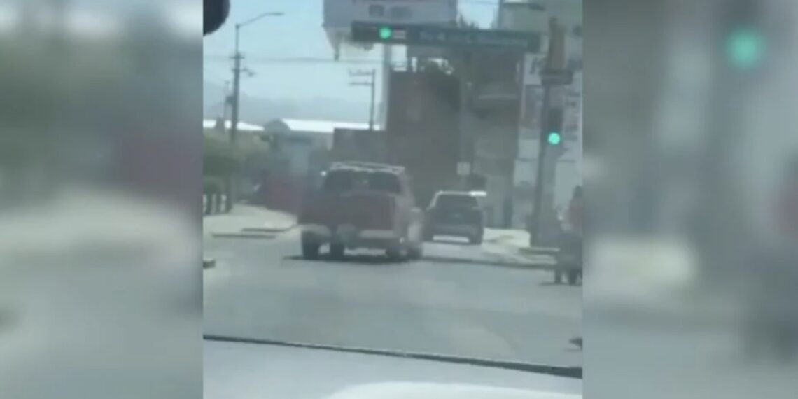 La esposa de la víctima corrió hacia el lugar del incidente, soltando gritos y lágrimas desconsoladas.