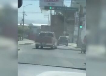 La esposa de la víctima corrió hacia el lugar del incidente, soltando gritos y lágrimas desconsoladas.