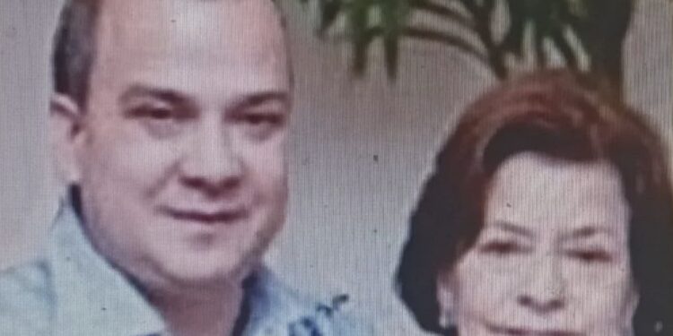 Esteban Berard Rodríguez habría usado una pistola para quitarle la vida a su madre Elisa y después hacerlo él, a un lado de ella en su cama