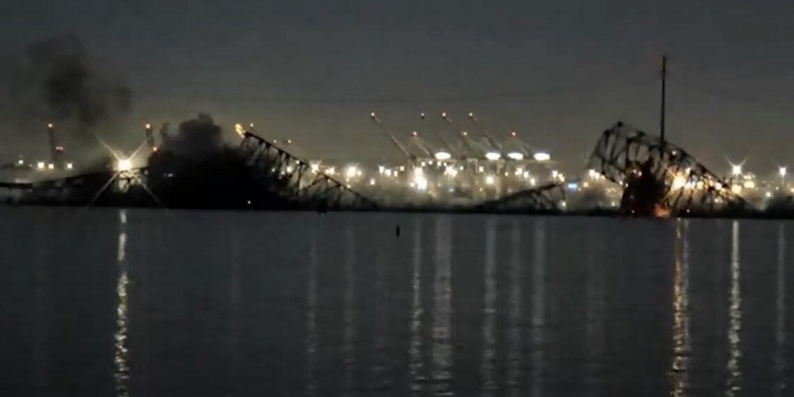 El derrumbe del puente provocó la caída de varios autos al río Patapsco