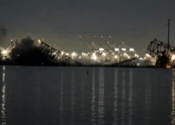 El derrumbe del puente provocó la caída de varios autos al río Patapsco