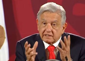 AMLO pide al policía que asesinó al normalista que se entregue
