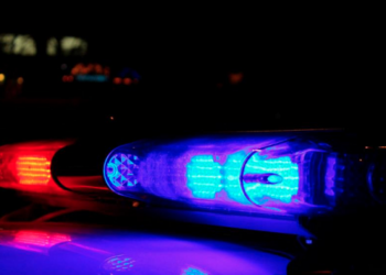 Pistoleros asesinan a mujer en plaza pública; niña de 11 años sale herida