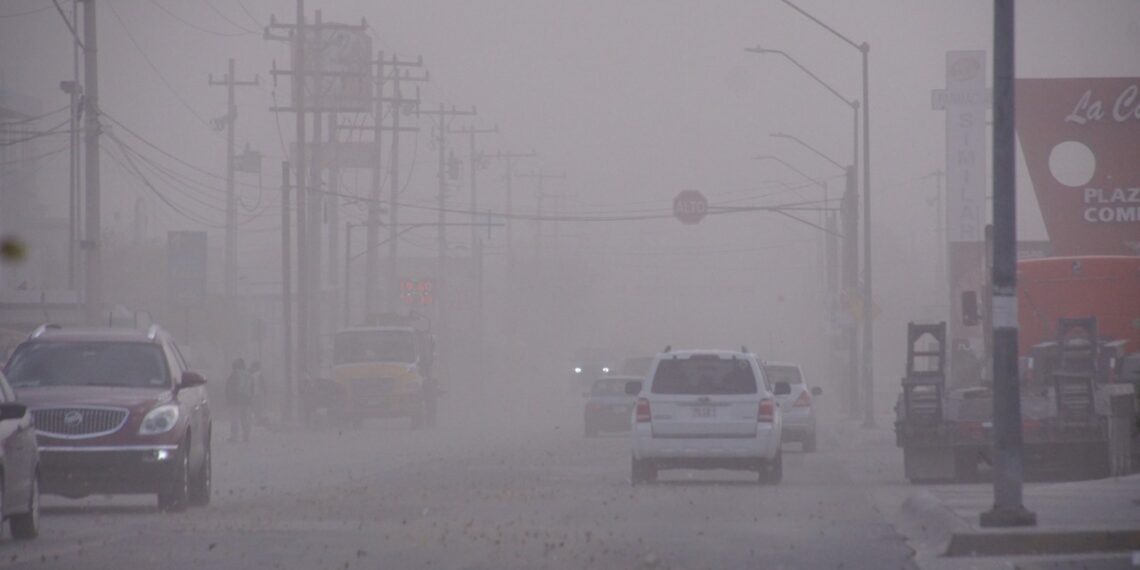 Hoy, una vaguada en la parte alta de la atmósfera, la corriente en chorro subtropical
y una línea seca ocasionarán vientos con rachas de 70 a 90 kilómetros