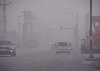 Hoy, una vaguada en la parte alta de la atmósfera, la corriente en chorro subtropical
y una línea seca ocasionarán vientos con rachas de 70 a 90 kilómetros