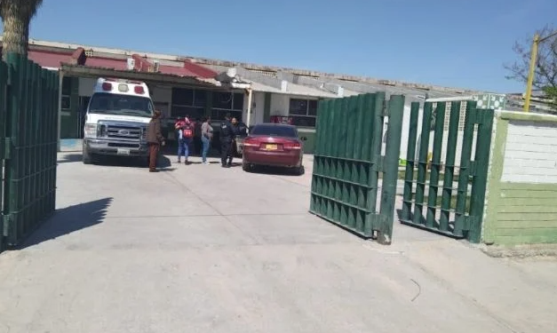 La menor estaba debajo del lavamanos, que al parecer no estaba instalado correctamente, mientras la madre se bañana