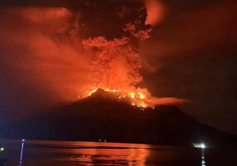 Así se vio la impactante erupción del volcán Ruang en Indonesia. Noticias en tiempo real