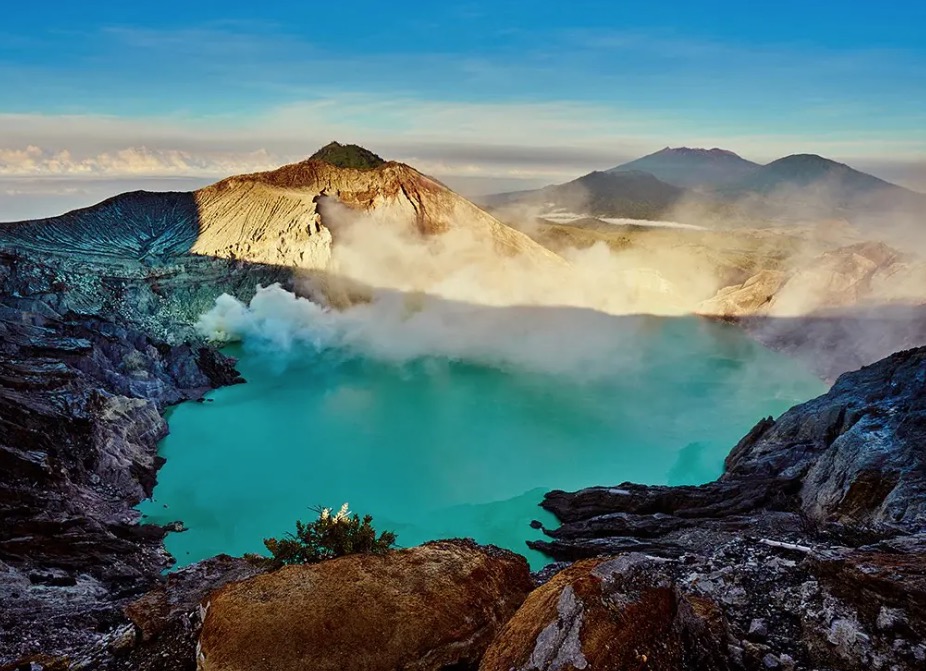Turista fallece tras caer el cráter de volcán activo mientras se tomaba fotos. Noticias en tiempo real