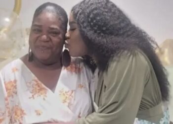 "Acabo de matar a mi madre": joven confiesa su crimen a la policía