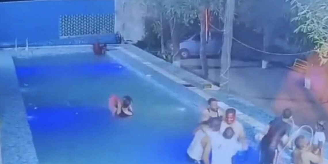 Los hechos ocurrieron durante la noche en la India, donde el sujeto quiso unirse a la reunión acuática, con fatales consecuencias