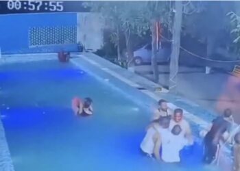 Los hechos ocurrieron durante la noche en la India, donde el sujeto quiso unirse a la reunión acuática, con fatales consecuencias