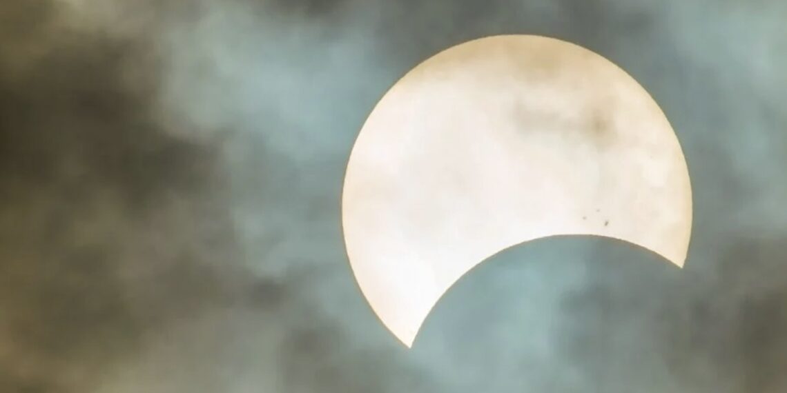 Faltan pocos minutos para que el mundo sea testigo del evento astronómico del año.