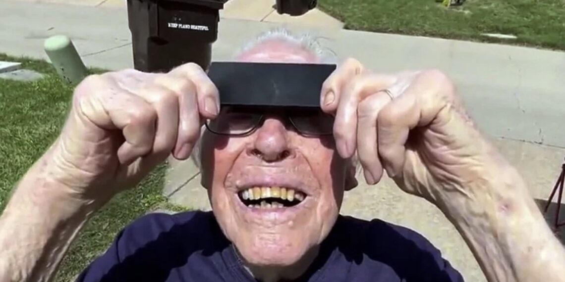 El centenario texano lleva más de seis décadas viajando a los mejores lugares para no perderse estos fenómenos cósmicos