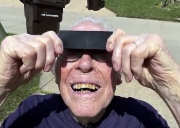 El centenario texano lleva más de seis décadas viajando a los mejores lugares para no perderse estos fenómenos cósmicos