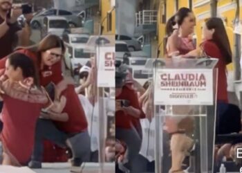 La candidata por Morena demostró su apoyo hacia la banda en Mazatlán, Sinaloa, pero al hacerlo, sufrió una caída.