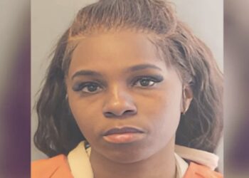 Fueron los vecinos de la mujer quienes avisaron a la policía que dos niños estaban solos en su casa.