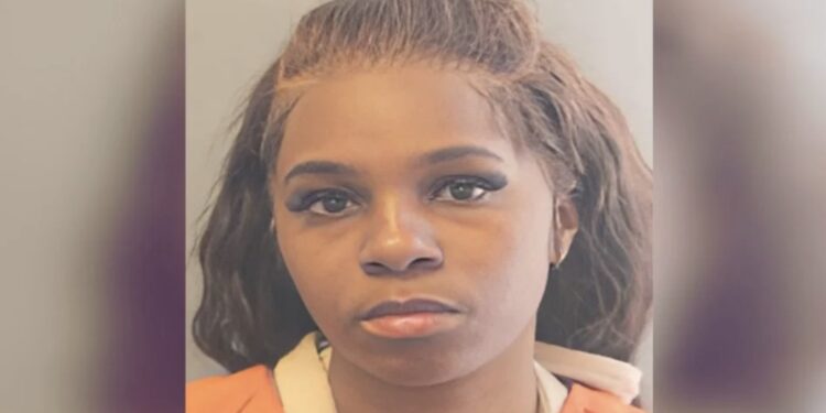 Fueron los vecinos de la mujer quienes avisaron a la policía que dos niños estaban solos en su casa.