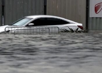 El hombre conducía su vehículo por uno de los valles de Emiratos Árabes cuando fue arrastrado por la corriente.