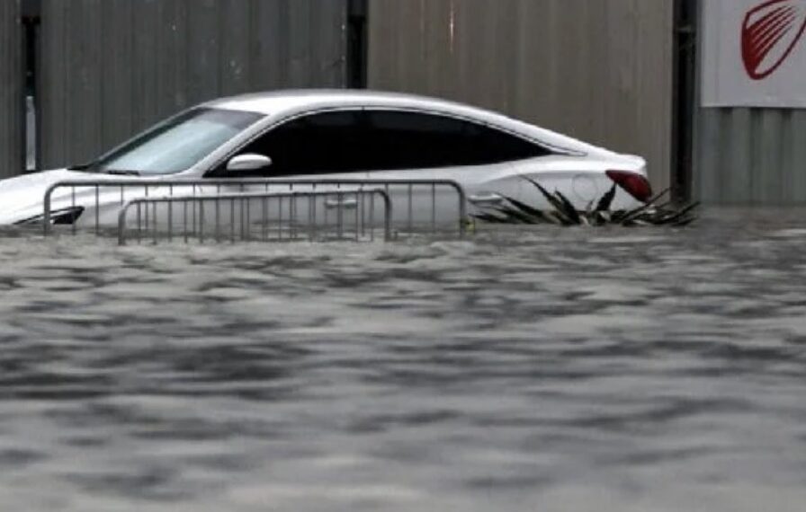 El hombre conducía su vehículo por uno de los valles de Emiratos Árabes cuando fue arrastrado por la corriente.