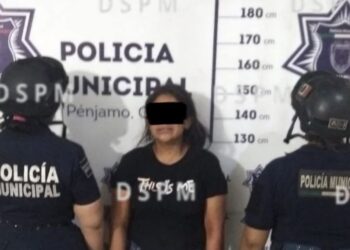La mujer apuñaló en varias ocasiones a la víctima de 20 años.