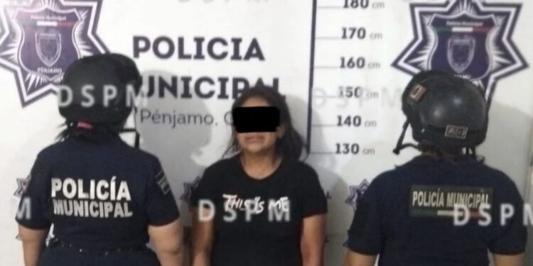 La mujer apuñaló en varias ocasiones a la víctima de 20 años.