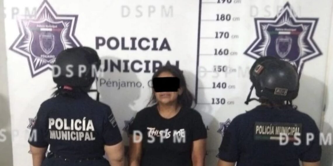 La mujer apuñaló en varias ocasiones a la víctima de 20 años.