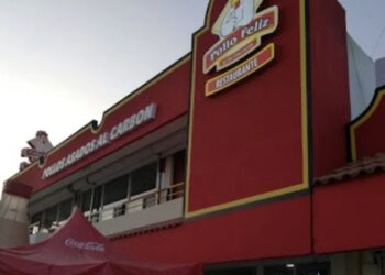 Niño se emociona al llegar a restaurante; se tropieza, golpea y muere tras entrar en paro