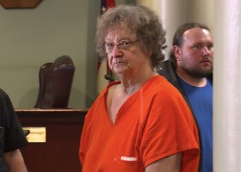 De acuerdo a los empleados de la institución financiera, la mujer entró al banco y ‘exigió dinero mostrando una pistola’