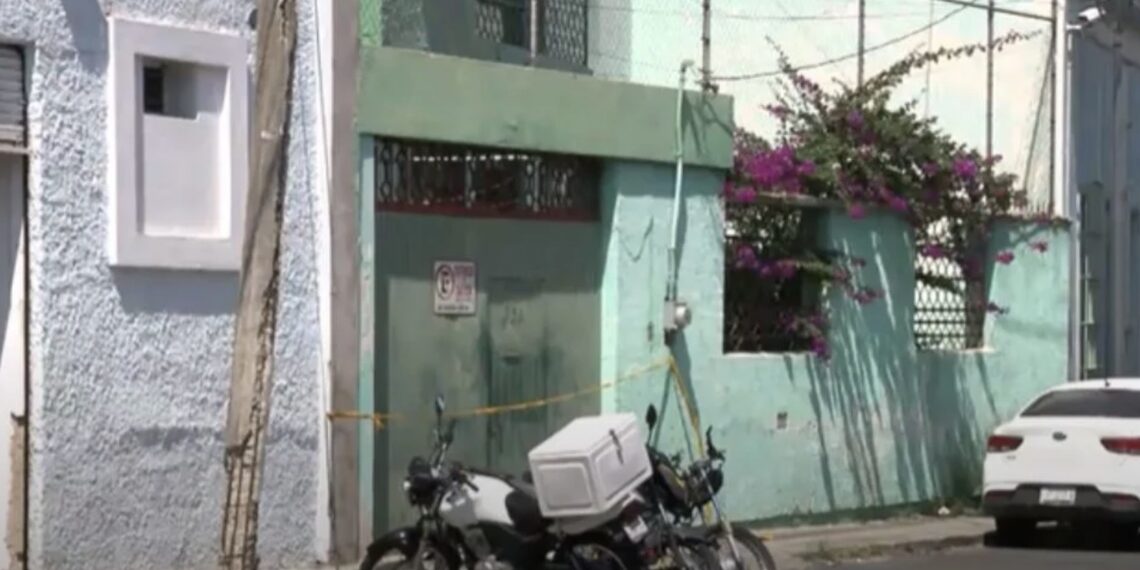 La víctima de 34 años tenía una herida en el cuello, de acuerdo a las autoridades.