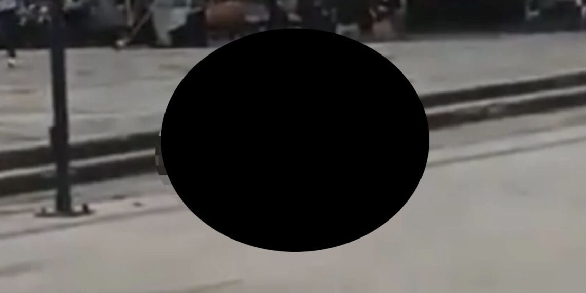 El individuo se despojó de las prendas incendiadas, se tiró al suelo y más tarde fue llevado a un hospital.