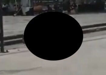 El individuo se despojó de las prendas incendiadas, se tiró al suelo y más tarde fue llevado a un hospital.