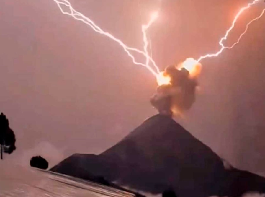 ¡Impresionante! Captan momento exacto del impacto de rayo en volcán en erupción. Noticias en tiempo real
