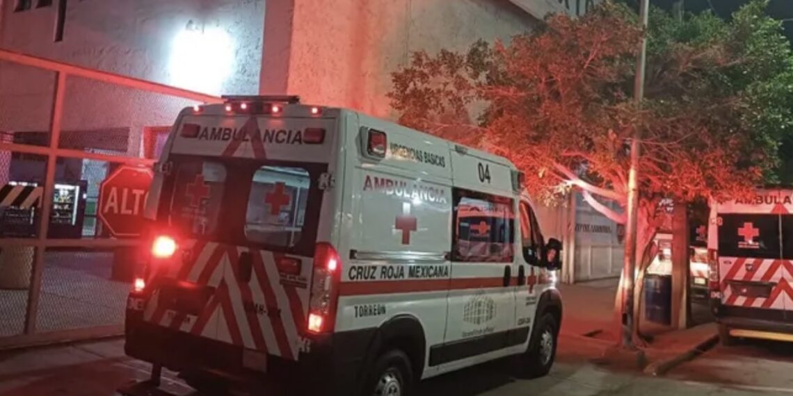 Una joven mujer sufrió graves quemaduras tras ser víctima de una violenta agresión con gasolina y fuego por parte de su pareja en Torreón.