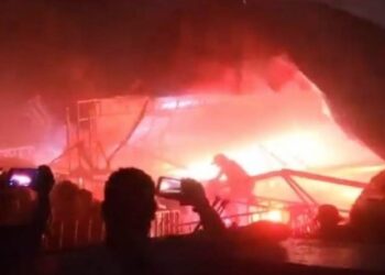 El hombre y su hijo se preparaban para escuchar al grupo Bronco cuando cayó el escenario