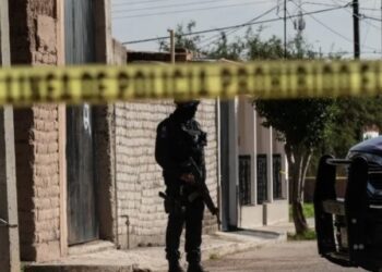 Un hombre armado dispara contra una mujer y su bebé de 8 meses en Zacatepec, Morelos. El bebé fallece y la madre queda gravemente herida. Autoridades intensifican búsqueda del agresor. Conoce más detalles aquí.