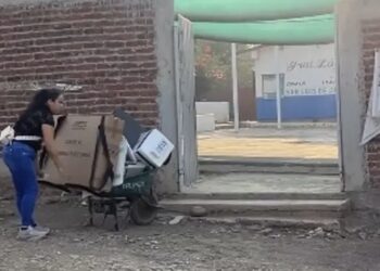 Funcionaria de casilla llega con material electoral en carretilla y le aplauden en redes sociales