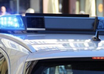 Una madre y su hijo de 3 años, saliendo de un supermercado, fueron atacados a puñaladas por una mujer; el niño falleció en el hospital