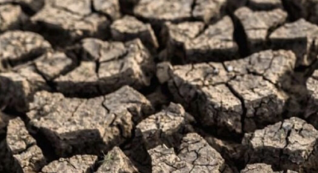 El gobernador expresó su preocupación y mencionó que se han implementado medidas como dragados y la apertura de canales cerrados para mejorar el suministro.